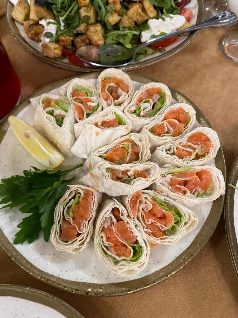 Рулетики из лаваша с начинкой из красной рыбы и соусом-брынза